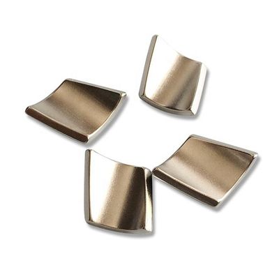 Kalite N52 Neodymium Kalıcı Mıknatıslar Motor ve Jeneratör Uygulamaları İçin Eğri Kesilmiş Endüstriyel Yaprak Mıknatısları Fabrika