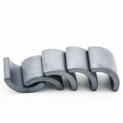 Kalite Özel Ferrit Ark Mıknatısları FB9B/FB12B Sınıfı 250°C Yüksek Sıcaklığa Dayanıklı 450mT Brmax Fabrika